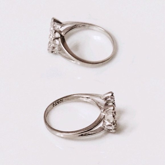 10k White Gold & Diamond Horseshoe Ring - Picture 4 of 8